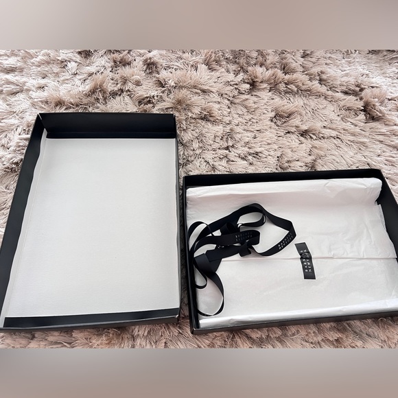 Barney’s New York Gift Box Medium Black. 14 x 9.5 x 2”. With Tissue And Ribbon. - Picture 2 of 9